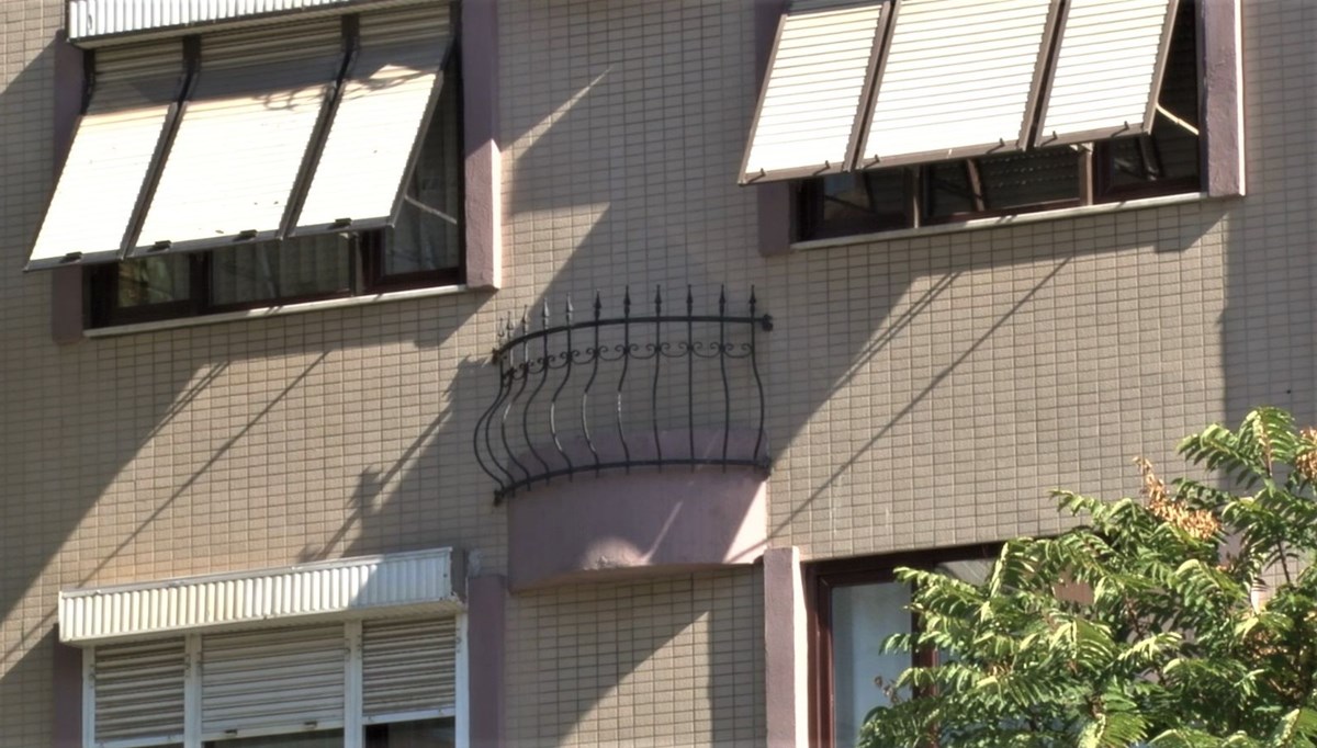 İstanbul'daki ilginç apartman, görenleri şaşırtıyor (Fransız balkon var ama kapısı yok)