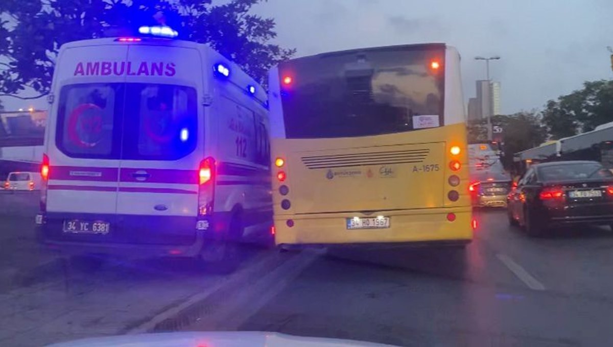 Ambulans kaldırımdan ilerledi Ambulans kaldırımdan ilerledi