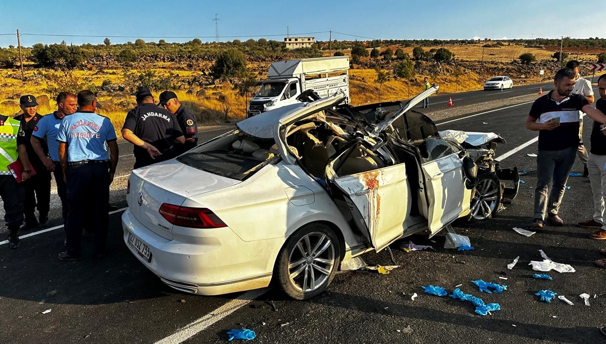 Otomobil, kamyonun altına girdi; 2 kardeş öldü, 8 kişi yaralandı Otomobil, kamyonun altına girdi; 2 kardeş öldü, 8 kişi yaralandı