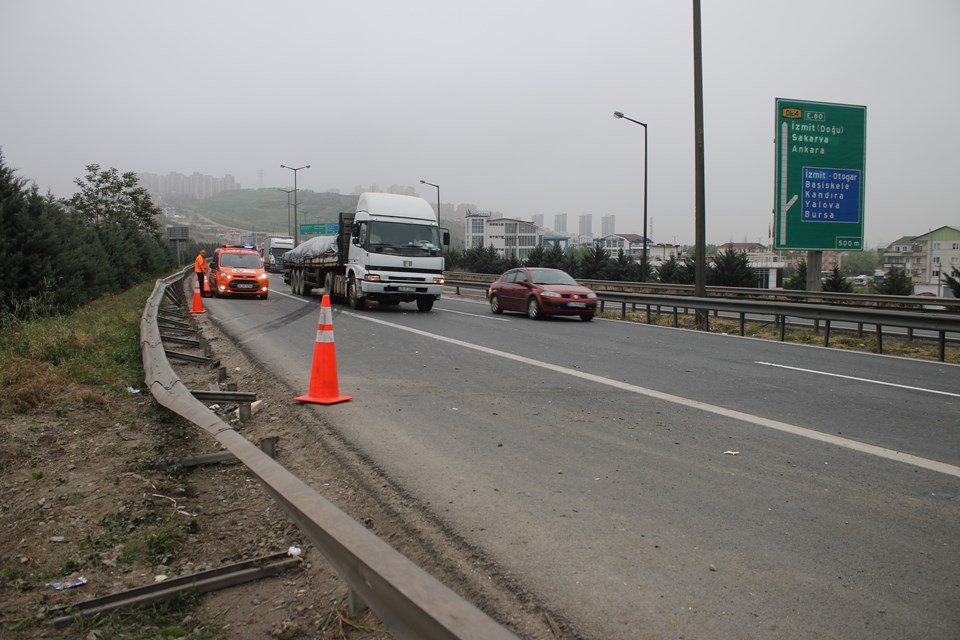 Kocaeli'de kamyon ile yolcu otobüsü çarpıştı - 2