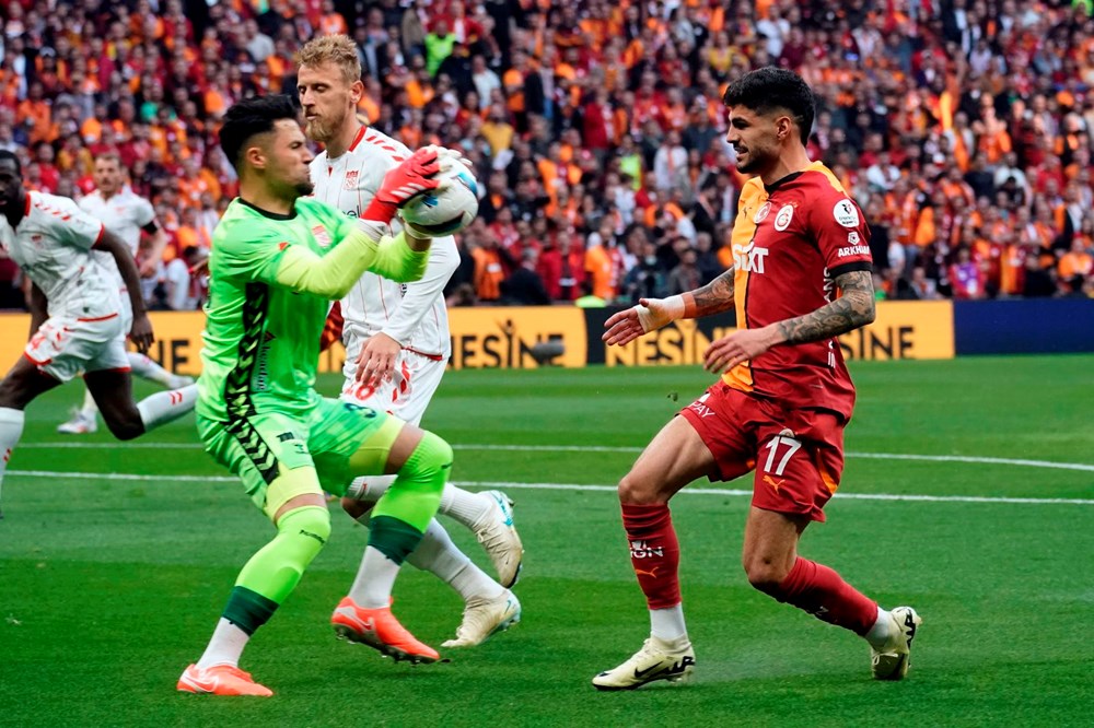 Lider Galatasaray, Sivasspor'u farklı geçti: Son 4 maçta 2 galibiyet 1 beraberlik yetiyor! - 15