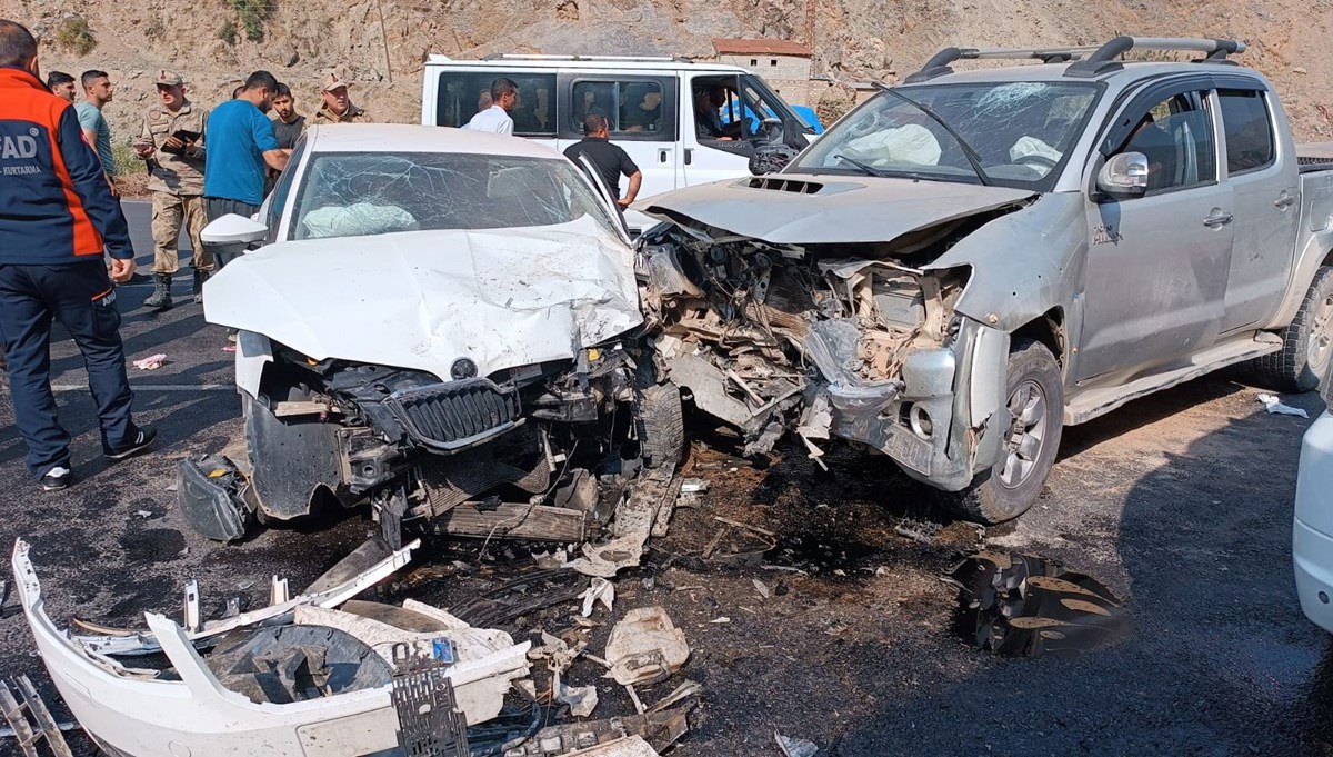 Pikap ile otomobil çarpıştı: 6 yaralı Pikap ile otomobil çarpıştı: 6 yaralı