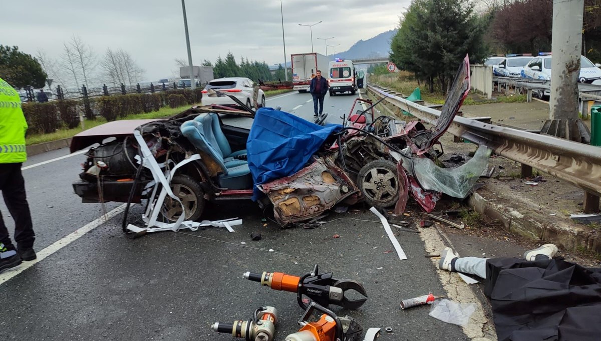 Bariyere çarpan otomobil parçalandı: 2 ölü