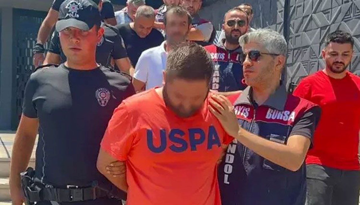 Otelin plajında güneşlenirken yakalandı! Polisi fark edince yüzüne güneş kremini boca etti Otelin plajında güneşlenirken yakalandı! Polisi fark edince yüzüne güneş kremini boca etti