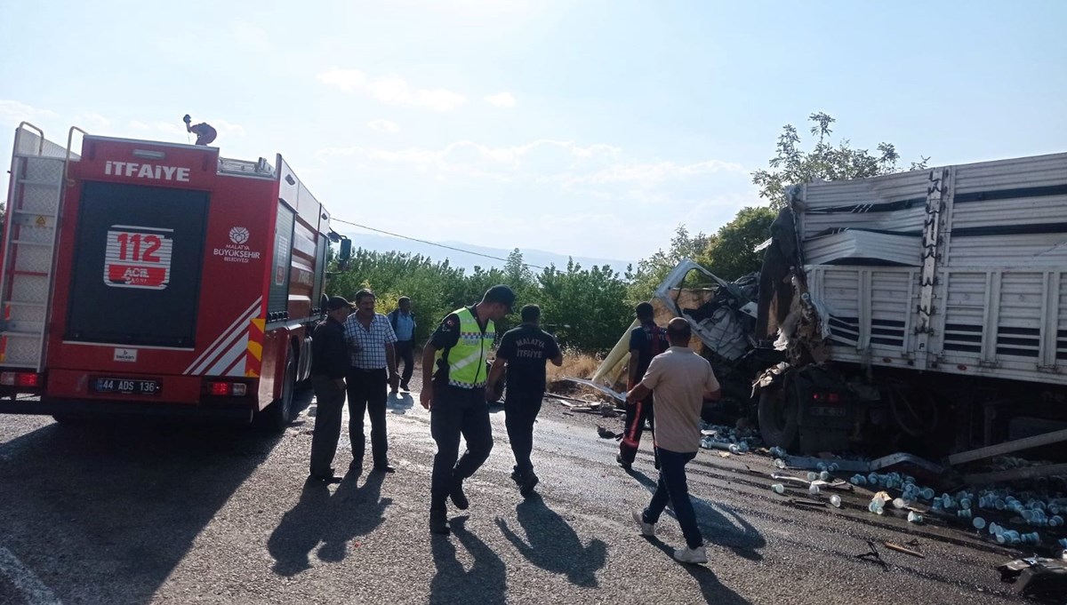 Malatya'da tır ile kamyonun kafa kafaya çarpıştı: 1 ölü, 1 yaralı Malatya'da tır ile kamyonun kafa kafaya çarpıştı: 1 ölü, 1 yaralı