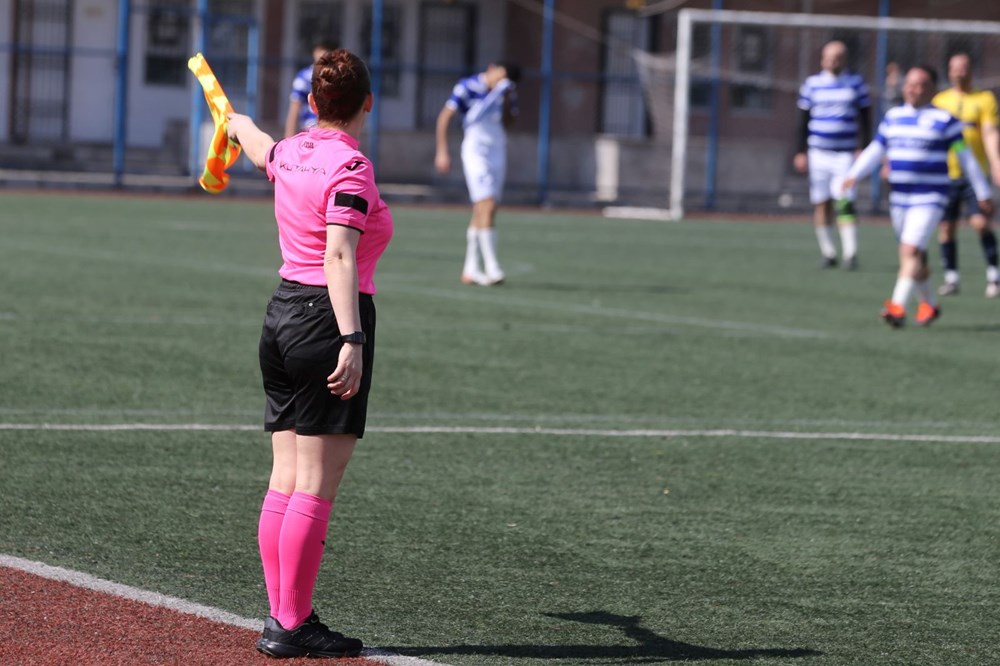 Eşinin yönlendirmesiyle hakem oldu: Futbol hakemi çift birlikte maç yönetiyor - 8