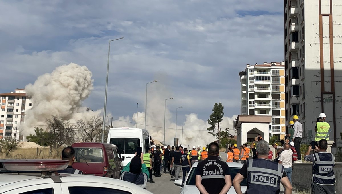 Ağır hasarlı iki bina patlayıcı ile yıkıldı