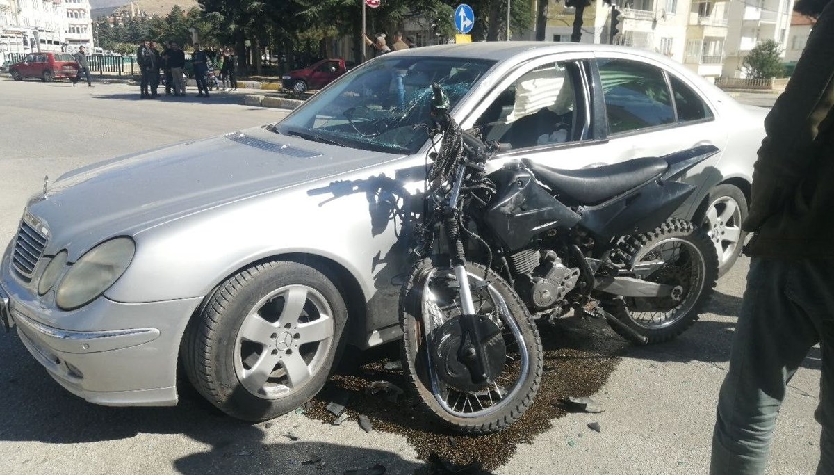 Otomobil ile motosiklet çarpıştı: 1 yaralı Otomobil ile motosiklet çarpıştı: 1 yaralı
