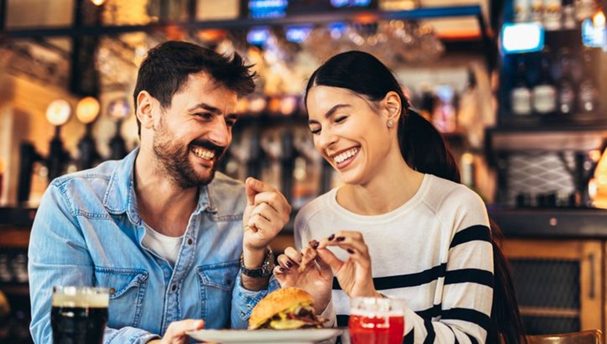 Bir erkeğin sizden hoşlandığını gösteren 20 işaret: İlişki uzmanı açıkladı