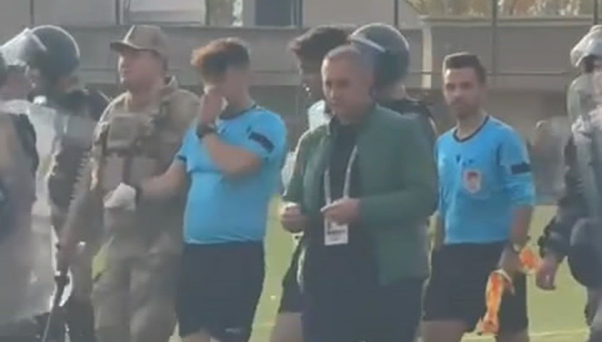 Bitiş düdüğü çaldı saha karıştı: Hakem ve rakip oyunculara saldırıya jandarma müdahale etti Bitiş düdüğü çaldı saha karıştı: Hakem ve rakip oyunculara saldırıya jandarma müdahale etti