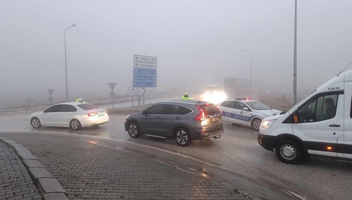 Kastamonu’da sis kazası: TIR devrildi, yol kapandı