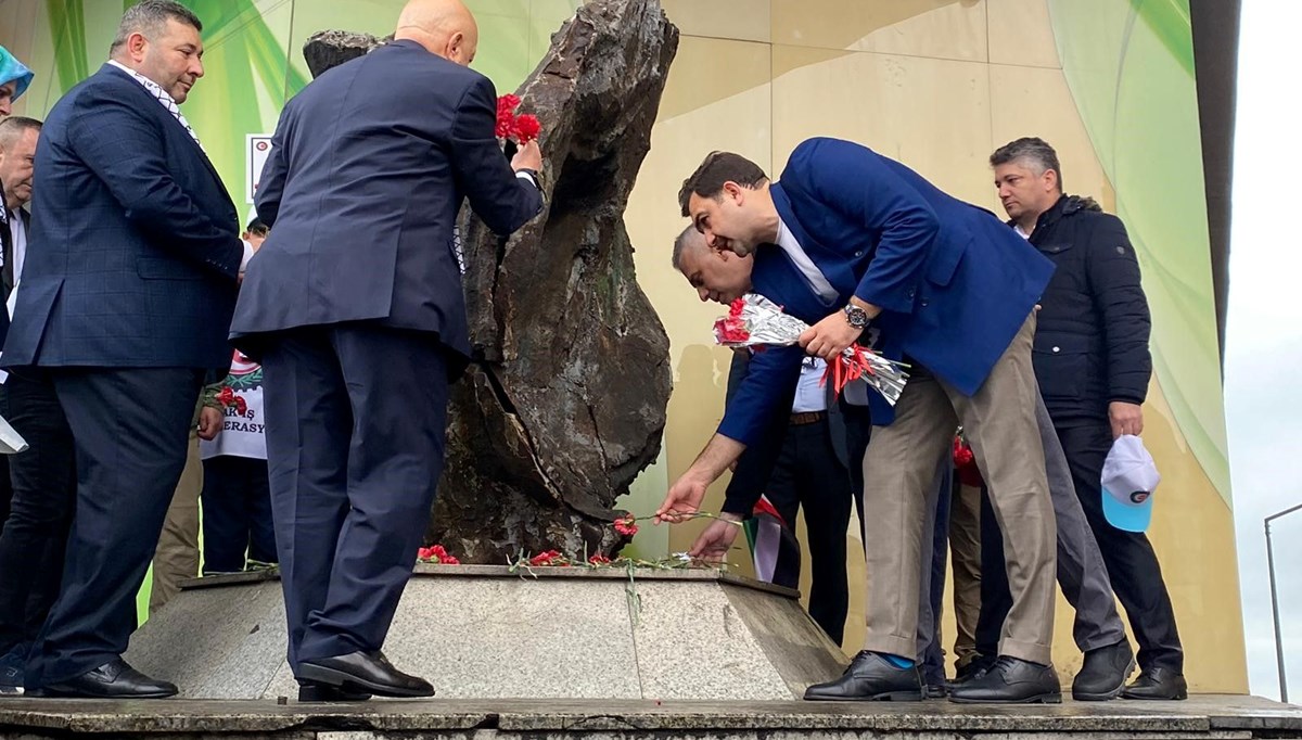 HAK-İŞ Kazancı Yokuşu'na karanfil bıraktı HAK-İŞ Kazancı Yokuşu'na karanfil bıraktı