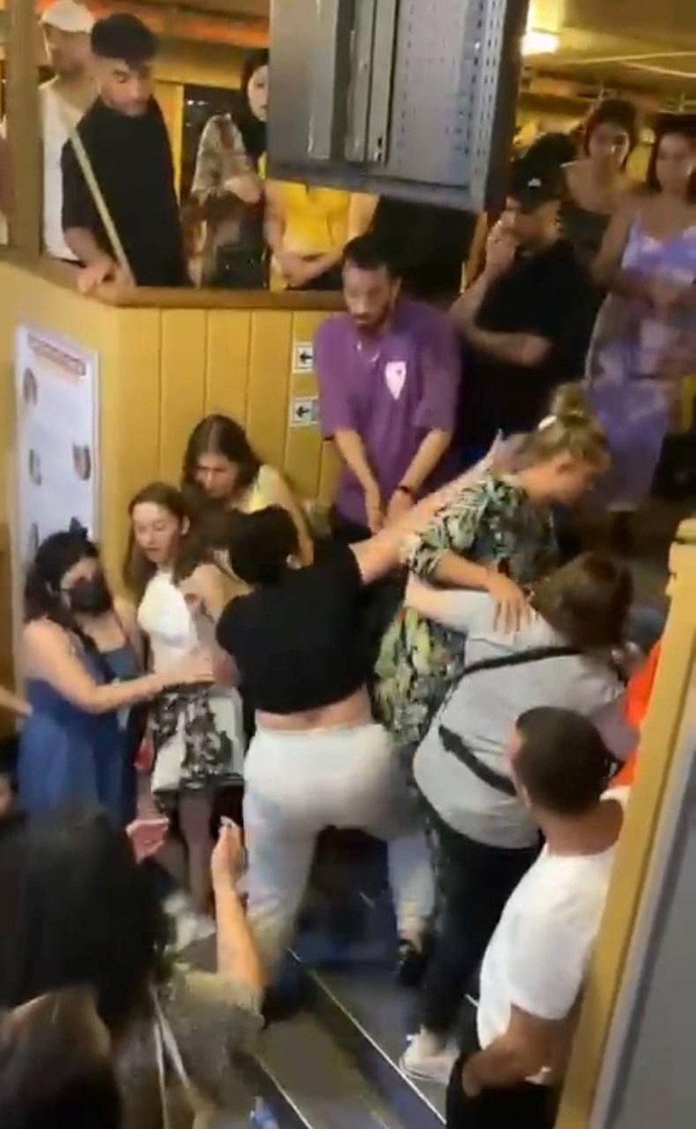 Adalar vapurunda kadın turistler arasında yumruklu kavga - 2