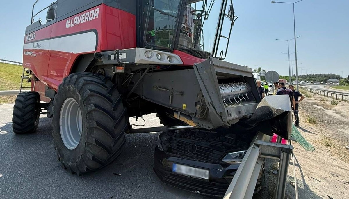 Otomobil, biçerdöverin altına girdi