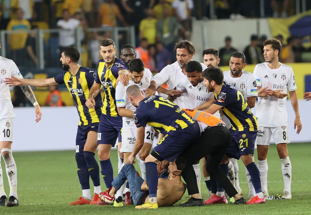 Ankara'da sahaya giren taraftar Beşiktaşlı futbolculara saldırdı - 16