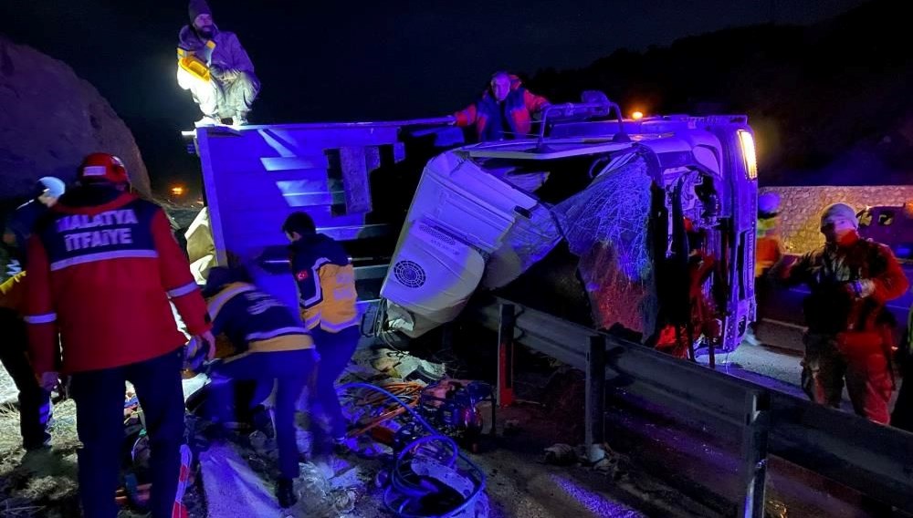 Malatya’da TIR şarampole devrildi: İki ölü, bir yaralı