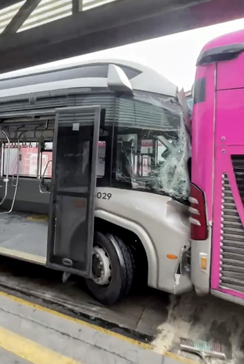 Beylikdüzü'nde metrobüs kazası: Ölü ve yaralılar var - 2