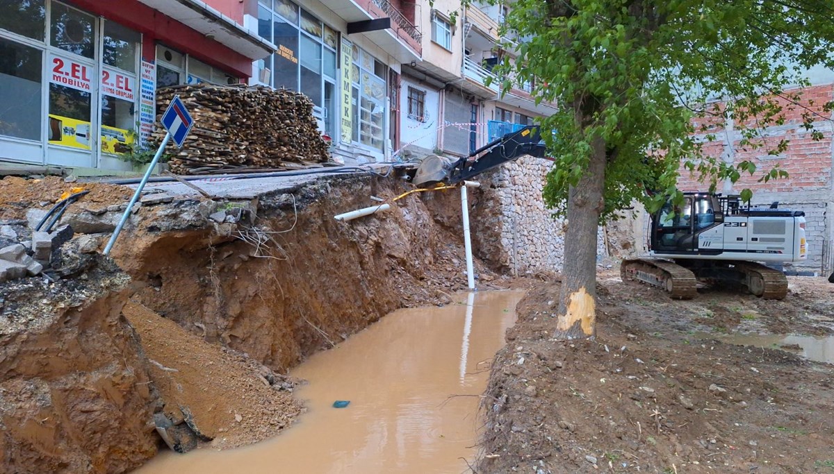 Kocaeli'de yol çöktü: 5 katlı bina tahliye edildi