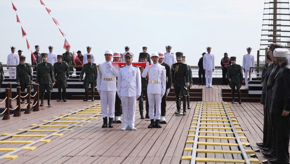 Atatürk'ü temsil eden bayrak Samsun'da karaya çıkarıldı