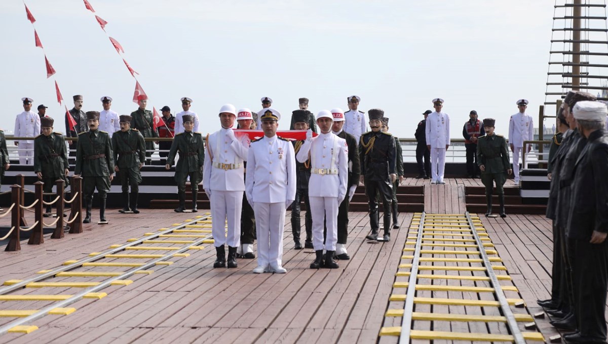 Atatürk'ü temsil eden bayrak Samsun'da karaya çıkarıldı Atatürk'ü temsil eden bayrak Samsun'da karaya çıkarıldı