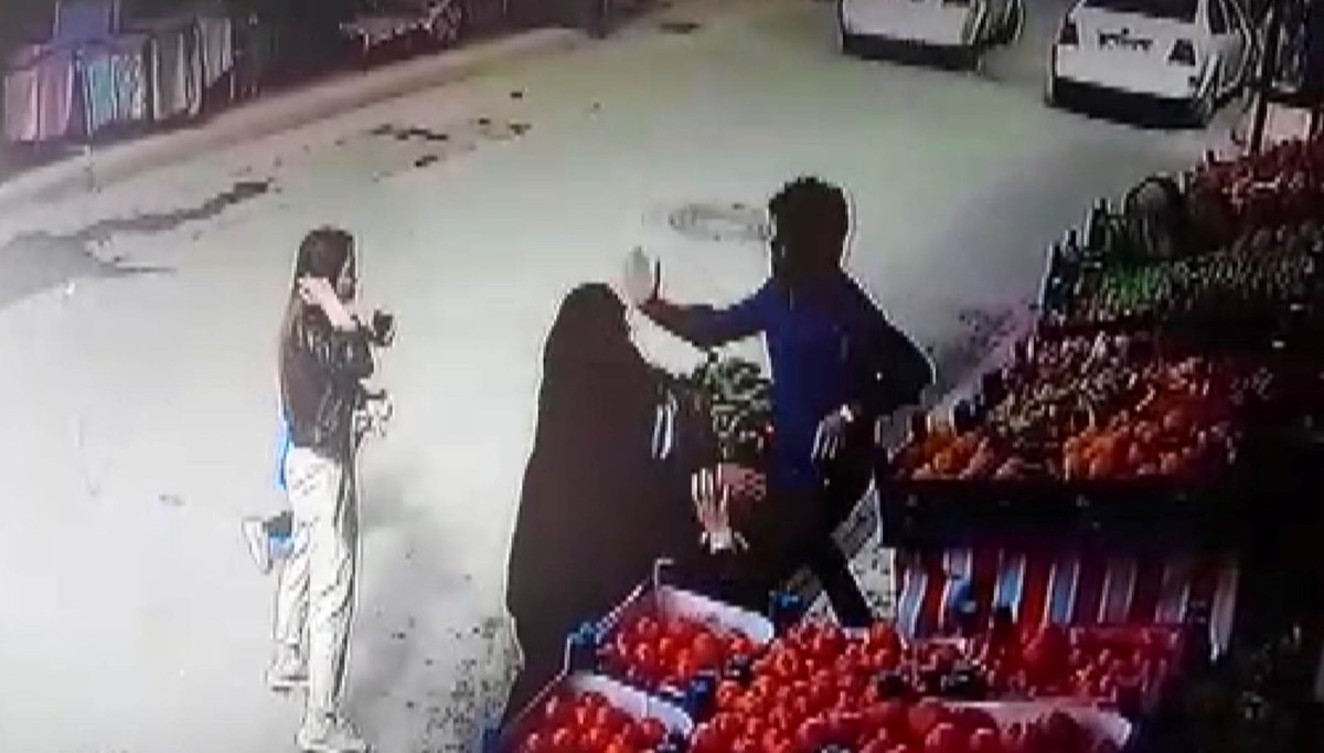 Kahramanmaraş'ta markette alışveriş yapan kadınlara saldırı Kahramanmaraş'ta markette alışveriş yapan kadınlara saldırı