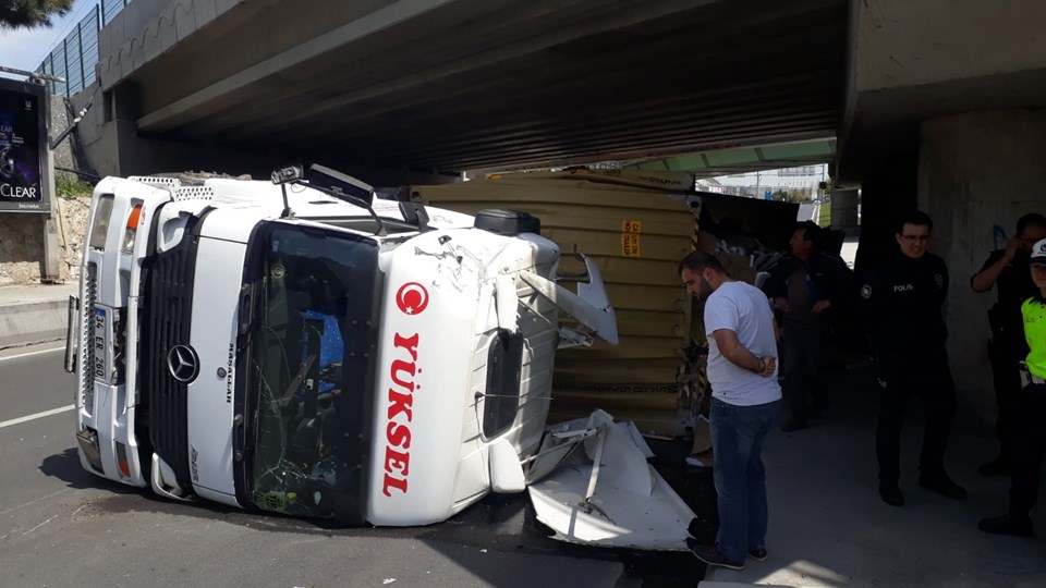 Bakırköy'de köprüye sıkışan TIR devrildi - 1