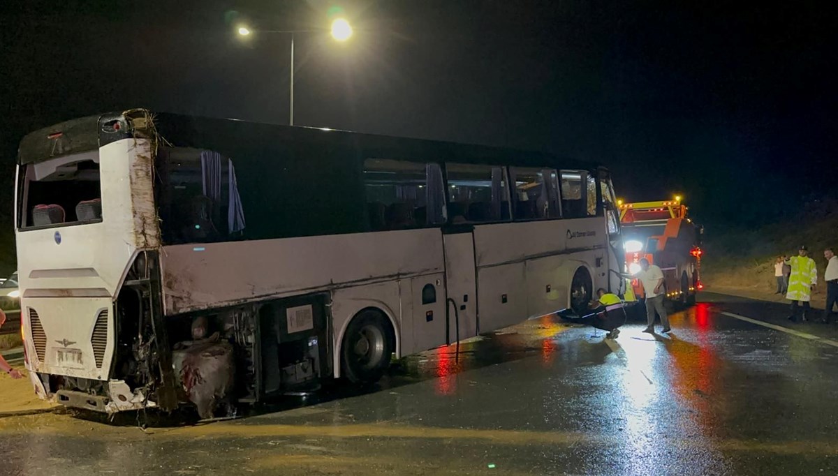 Kuzey Marmara Otoyolu'nda yolcu otobüsü devrildi: 2 yaralı