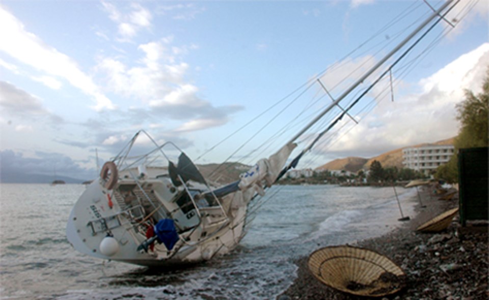 Datça’da fırtına tekneleri batırdı - 1