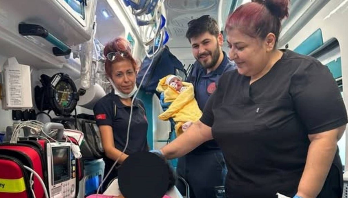 Ambulansta doğum yaptı