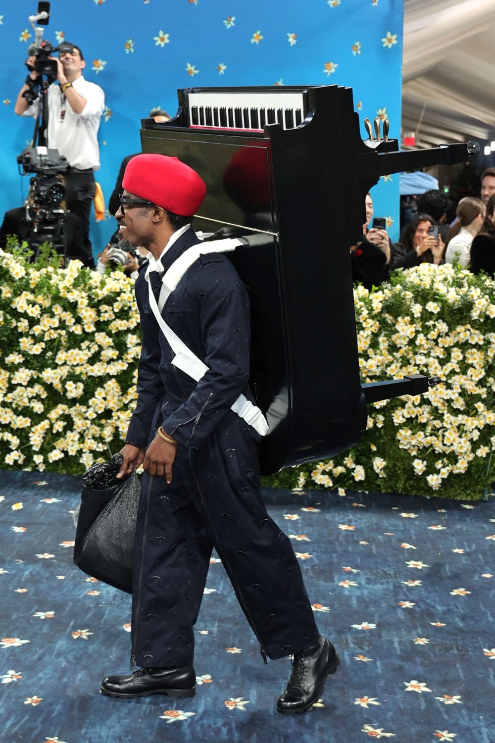 Met Gala kırmızı halısı | Yılın moda olayında Rihanna yine hamile! - 11