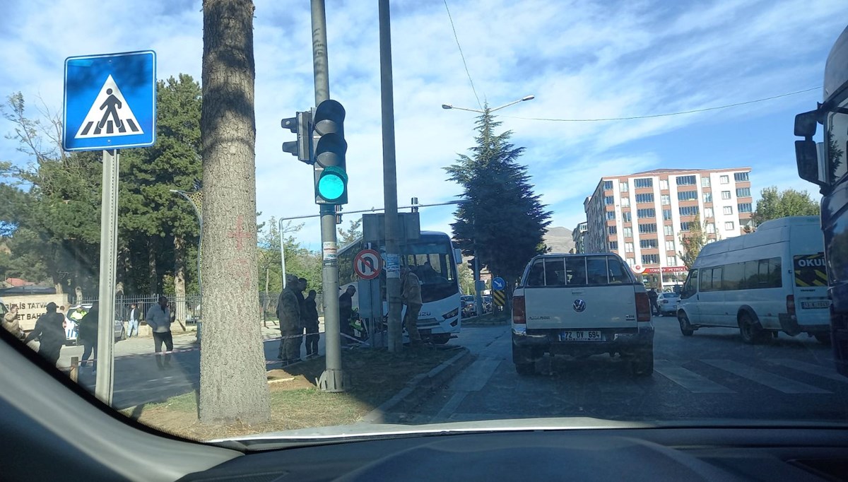 Korucuları taşıyan otobüs refüje çarptı Korucuları taşıyan otobüs refüje çarptı