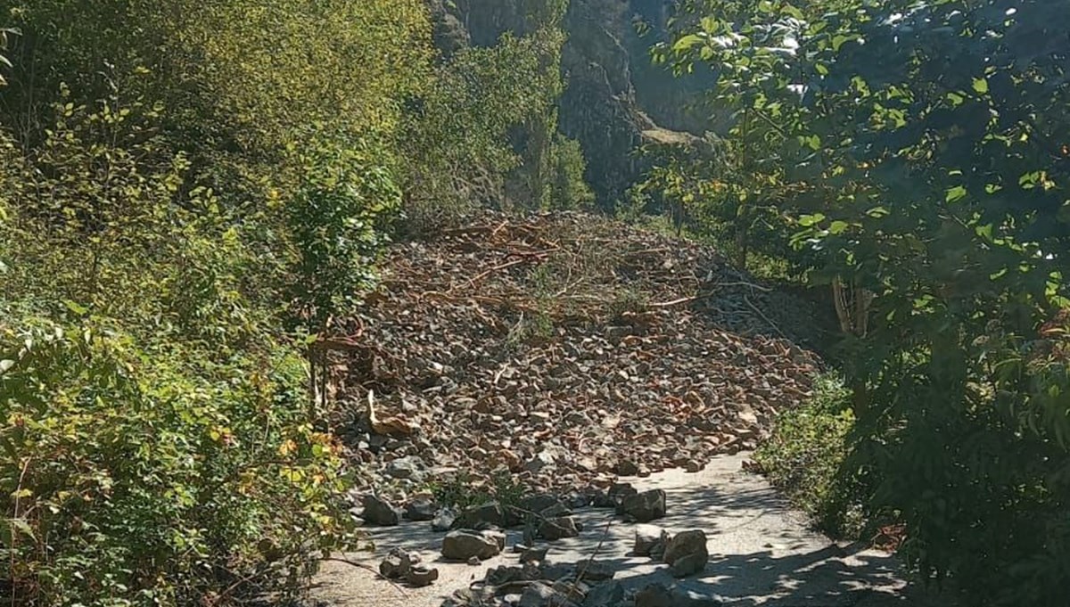 Artvin'de heyelan nedeniyle 8 köy yolu ulaşıma kapandı Artvin'de heyelan nedeniyle 8 köy yolu ulaşıma kapandı