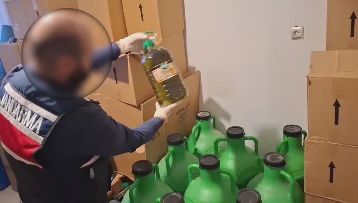 Sağlığı tehdit ediyor: 2 bin 400 litre sahte zeytinyağı ele geçirildi Sağlığı tehdit ediyor: 2 bin 400 litre sahte zeytinyağı ele geçirildi