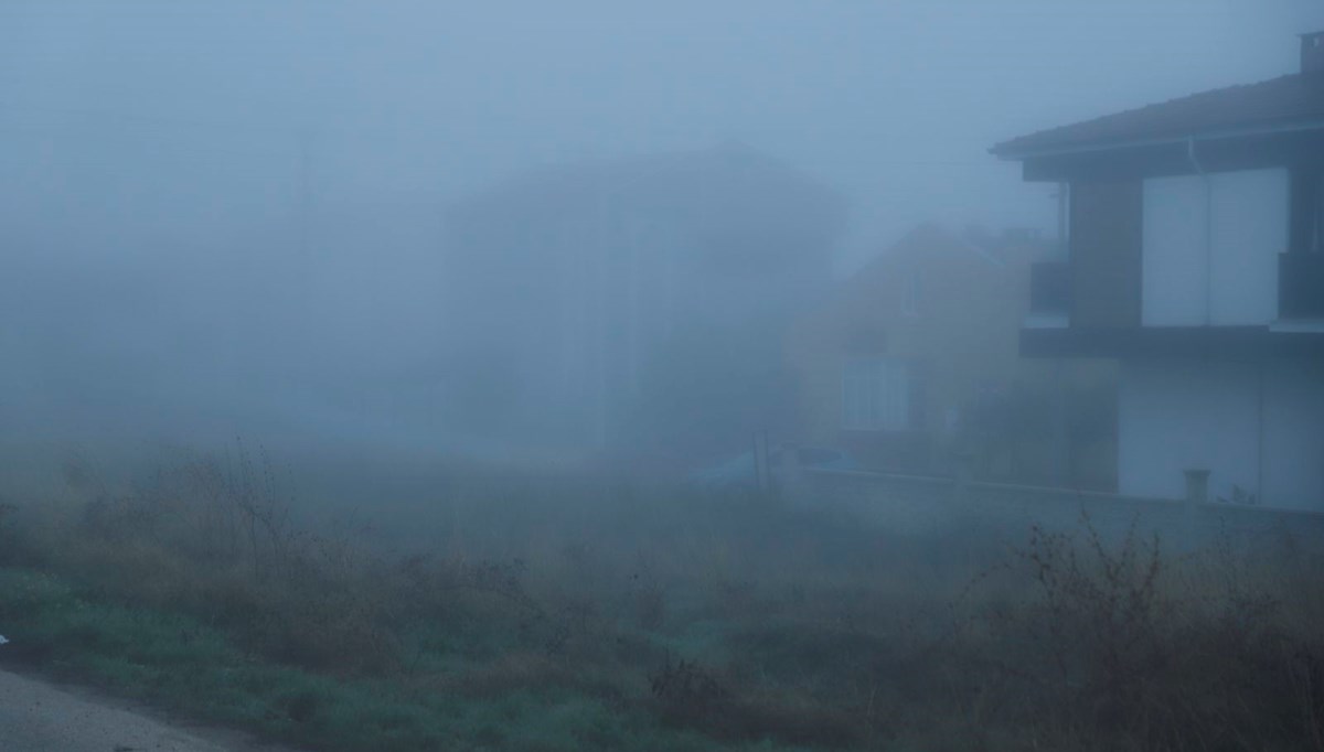Yoğun siste binalar kayboldu