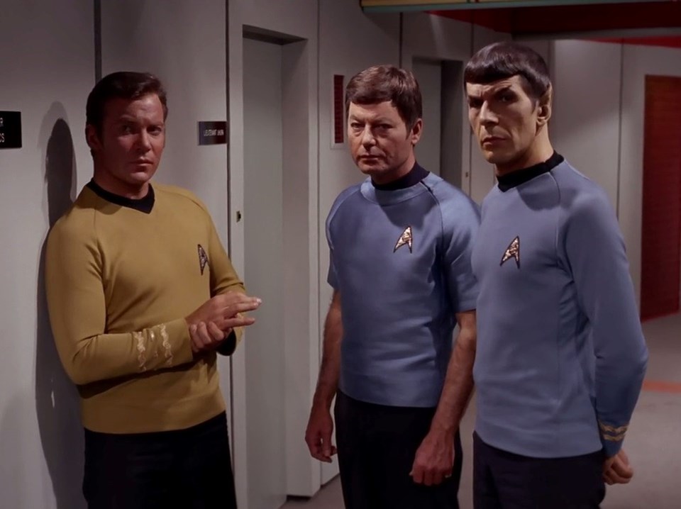 Leonard Nimoy, William Shatner ve DeForest Kelley 1966 yapımı Star Trek filminde