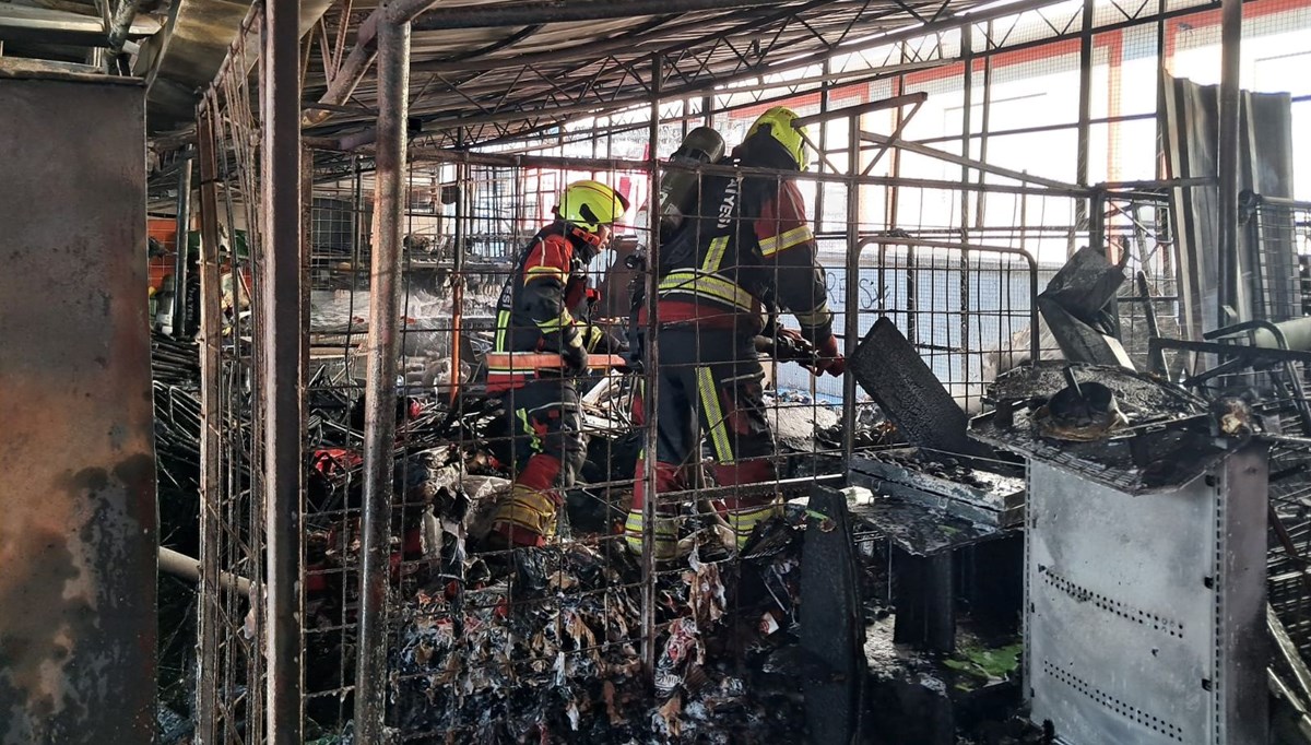 Balıkesir'de zincir market deposunda yangın
