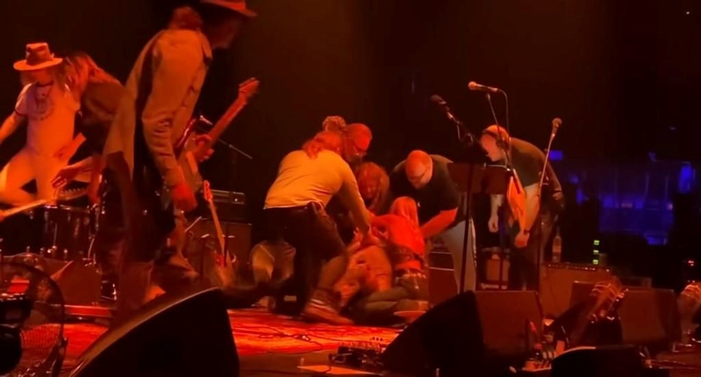 Rock konseri karıştı: Grup üyeleri sahnede birbirine girdi - 3
