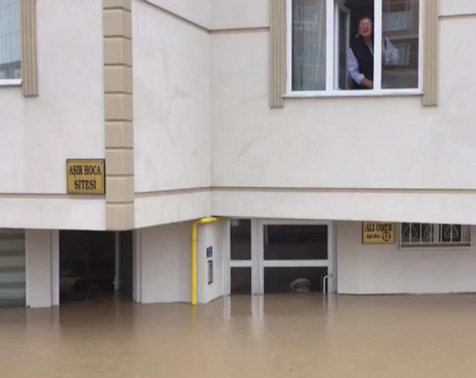 Konya'da 5 katlı apartmanın zeminini su bastı - 1