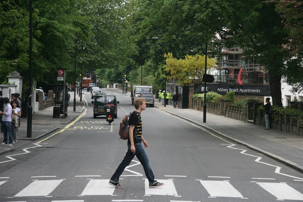 Включи abbey road. Эбби роуд (Abbey Road). Эбби роуд сейчас. Эбби роуд (Abbey Road) фанатные надписи. Фотокамеры на Abbey Road.