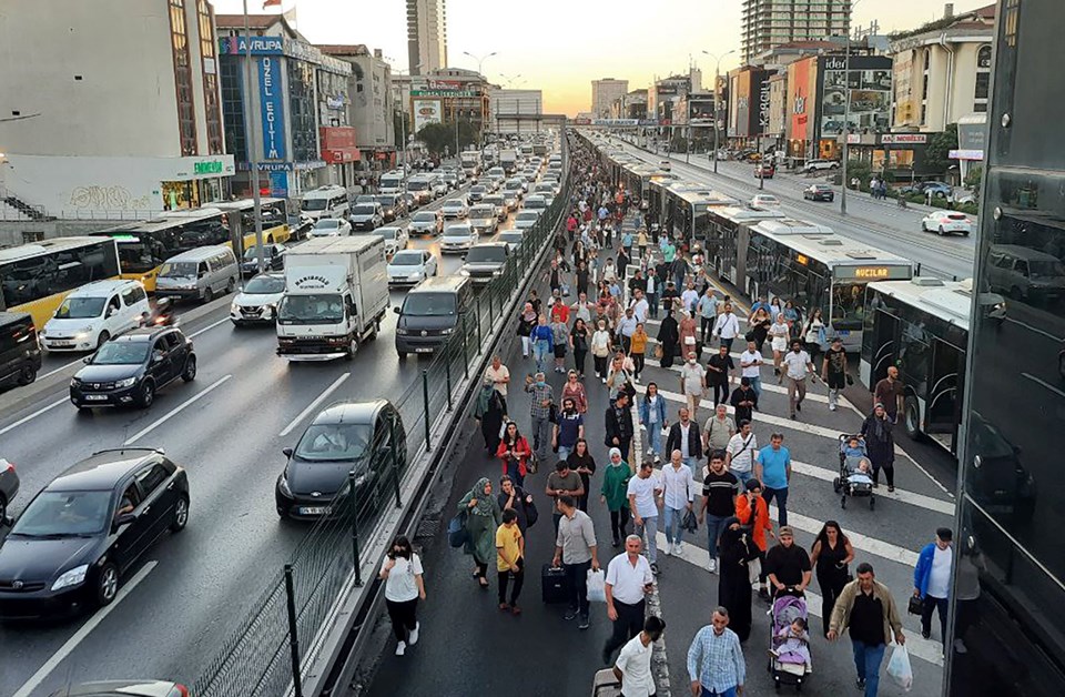 SON DAKİKA HABERİ: Avcılar'da iki metrobüs kafa kafaya çarpıştı - 2