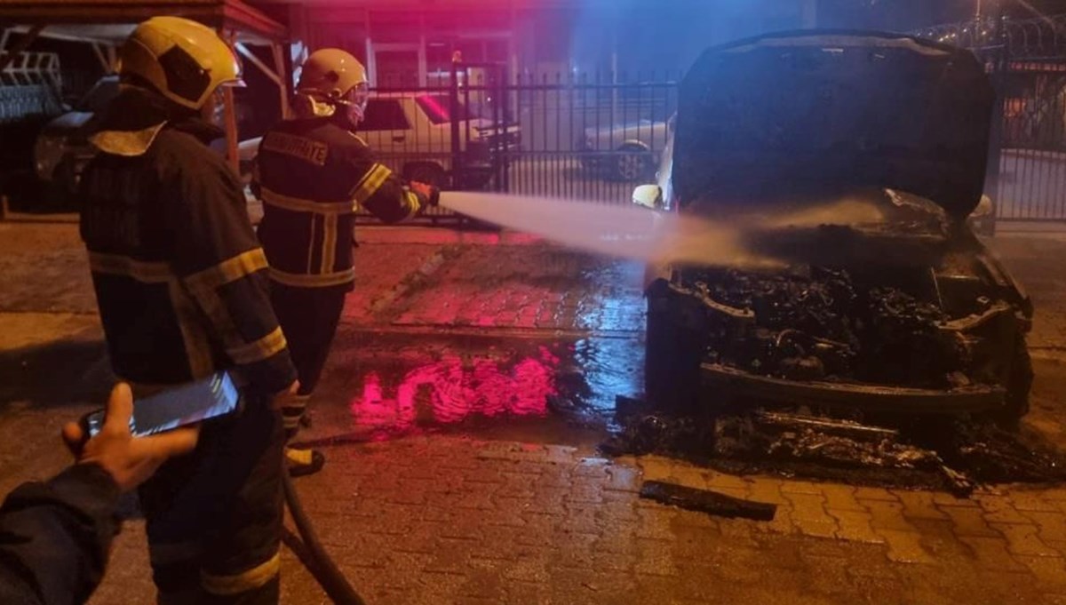 Adana’da galeri önünde duran otomobil kundaklandı Adana’da galeri önünde duran otomobil kundaklandı