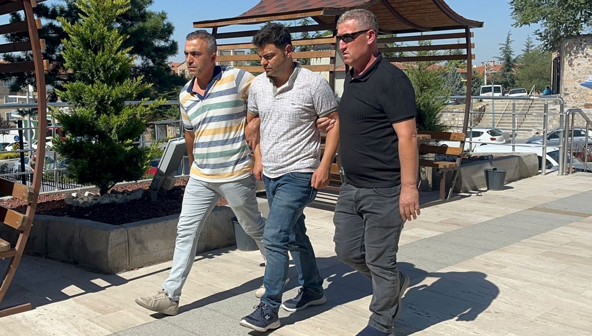 Eşi tarafından boğazından bıçaklanan kadın ağır yaralandı Eşi tarafından boğazından bıçaklanan kadın ağır yaralandı