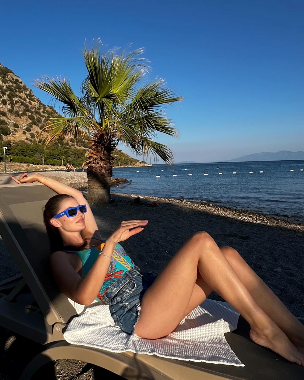 Fahriye Evcen'den oğulları Karan ve Kerem ile tatil pozu