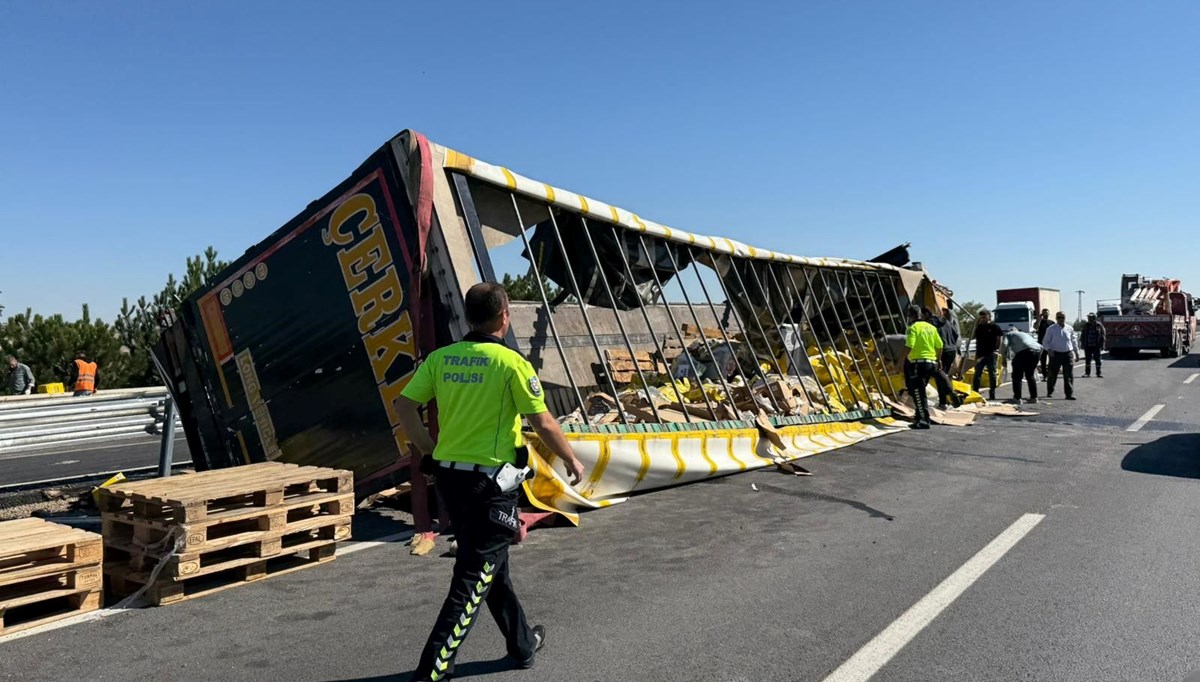 Sıvı yağ yüklü TIR devrildi