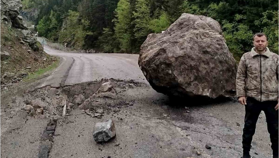 Yola düşen dev kaya parçasının altında kalmaktan son anda kurtuldular