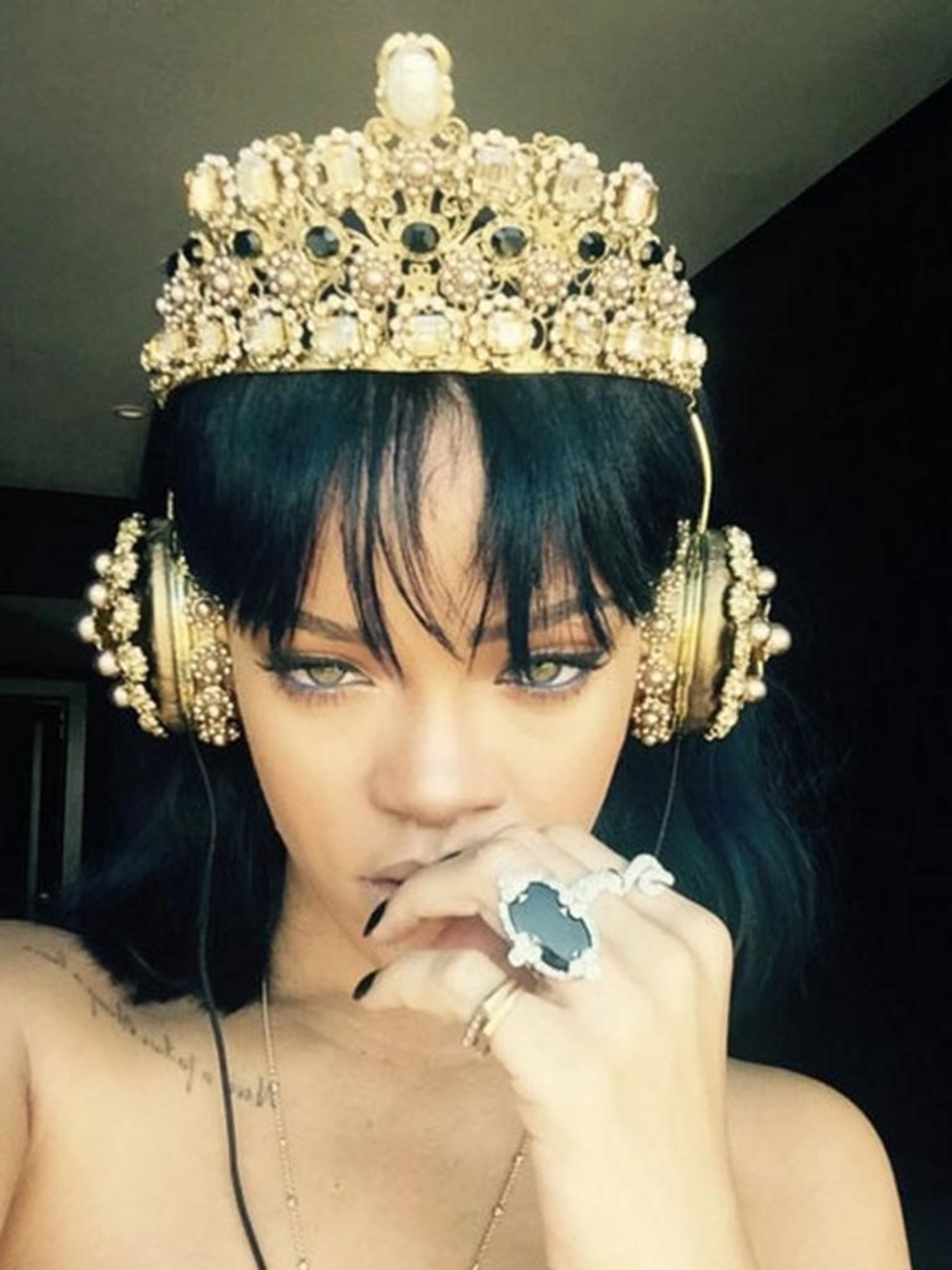 Rihanna yeni albümünü 27 bin TL'lik kulaklıkla dinledi! - 1