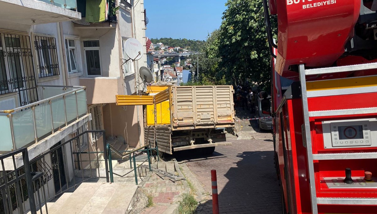 Beşiktaş’ta kamyon binaya çarptı: Apartman tahliye edildi Beşiktaş’ta kamyon binaya çarptı: Apartman tahliye edildi