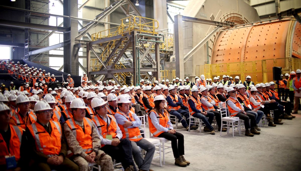 Dünyanın en büyük bakır madeninde işçiler grevde Dünyanın en büyük bakır madeninde işçiler grevde