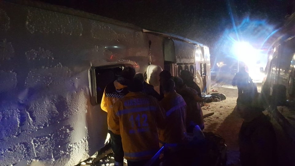 Kırşehir'de yolcu otobüsü devrildi: 3 kişi hayatını kaybetti, 20 kişi yaralandı - 1