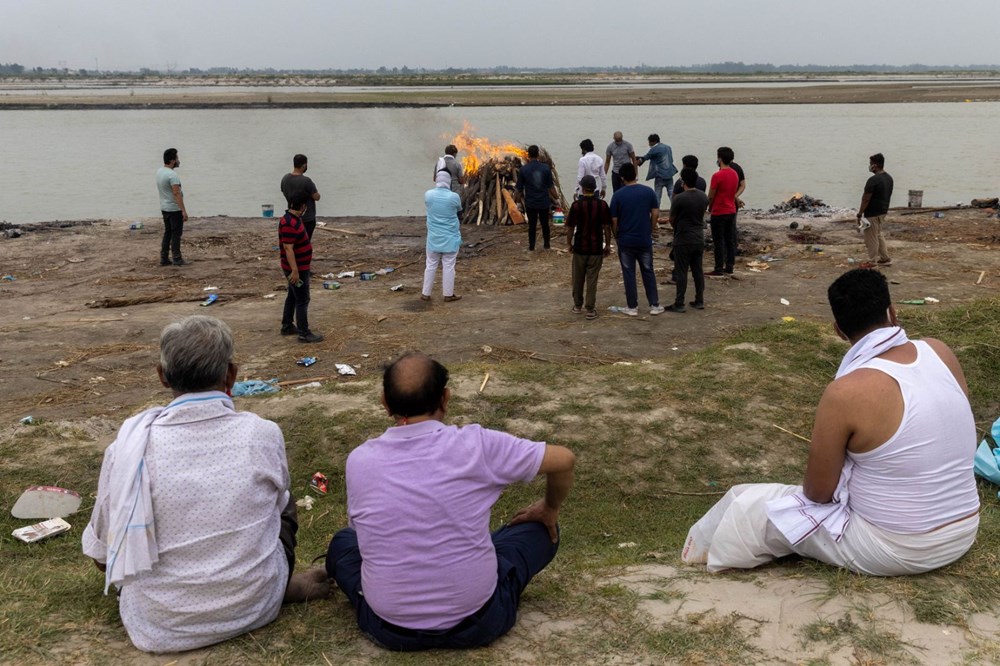 Hindistan’da Covid-19’dan öldüğü şüphenilen 71 kişinin cansız bedeni Ganj Nehri kıyılarına vurdu - 3